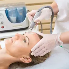 Mezoterapia bezigłowa czy mikrodermabrazja - która metoda naprawdę działa?
