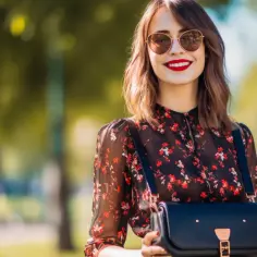 Odkryj Czarną Sukienkę w Czerwone Kwiaty - Perfect Match do Twojego Stylu Midi