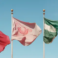 Czerwone różowe beżowe i zielone flagi - znaczenia i symbolika